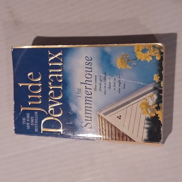 $4 Add-on "The Summerhouse" by Jude Deveraux - Paperback Novel - Picture 1 of 9